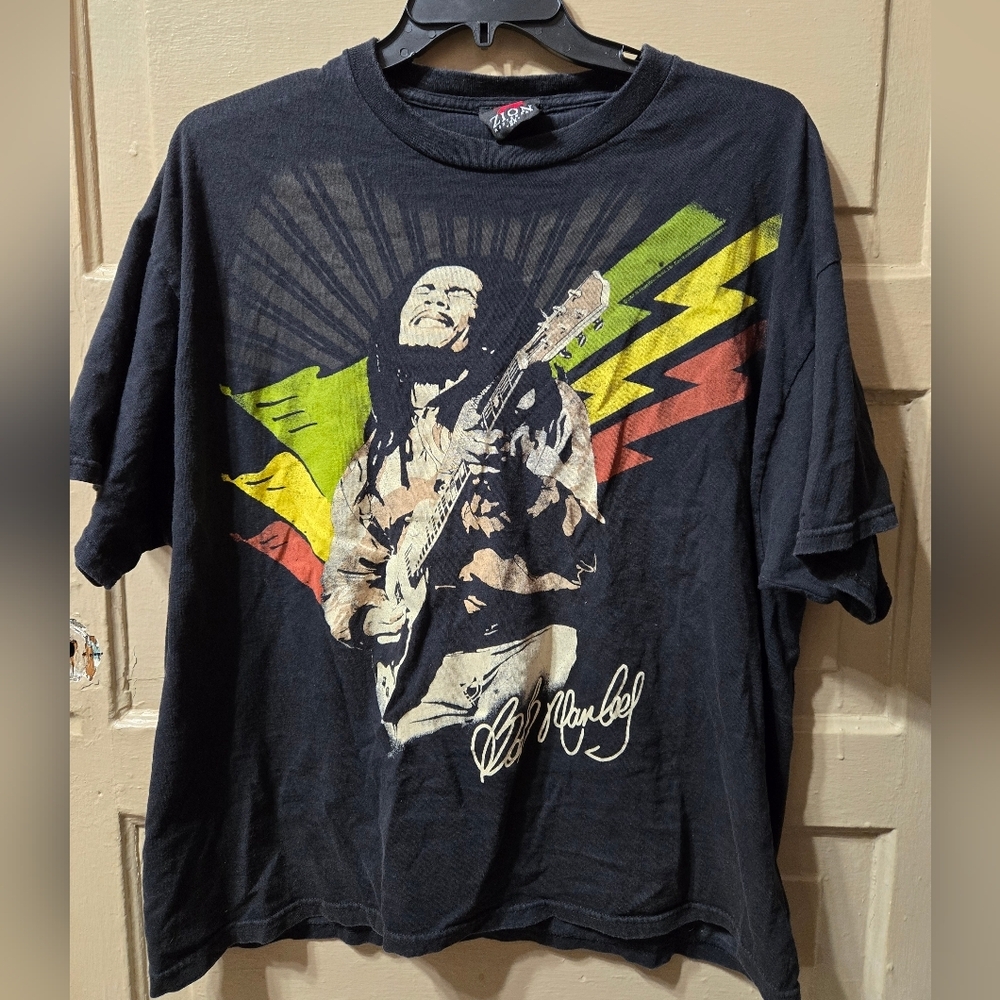 Zion Rootswear 2007 Bob Marley Lightening Bolt Short Sleeve Graphic Tshirt